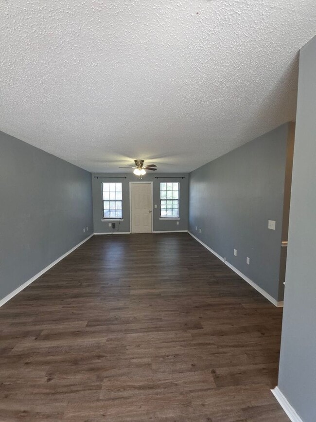 Photo - 408 Austin Cir