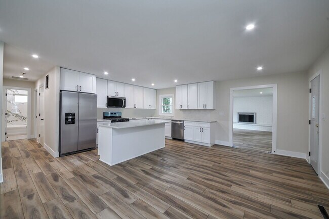 828 Valley Ln