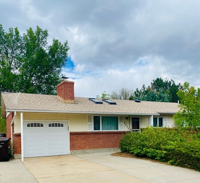 Building Photo - Ranch-style home in a quiet, established neighborhood