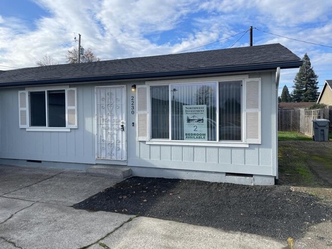 Building Photo - 2230 Oak St SE