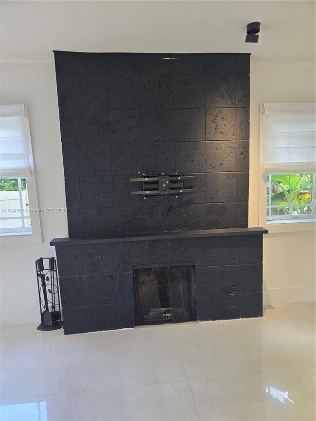 Photo - 1033 Tyler St