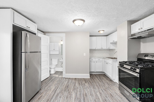 Photo - 848 Crescent St NE