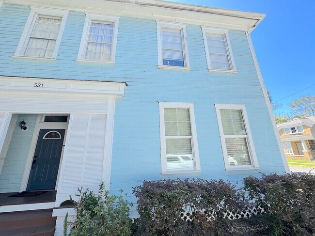 Photo - 521 W 37th St