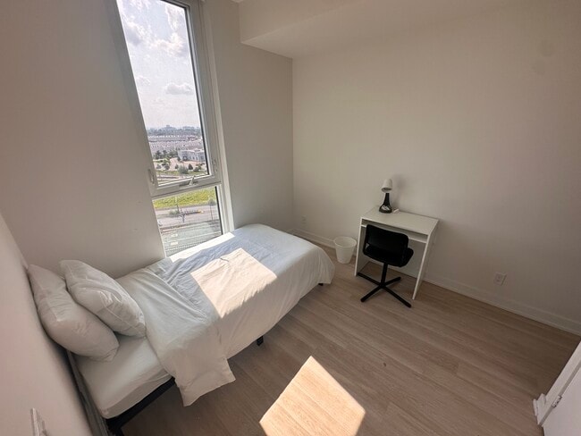 Building Photo - 30 Tretti Wy Unit Master Bedroom