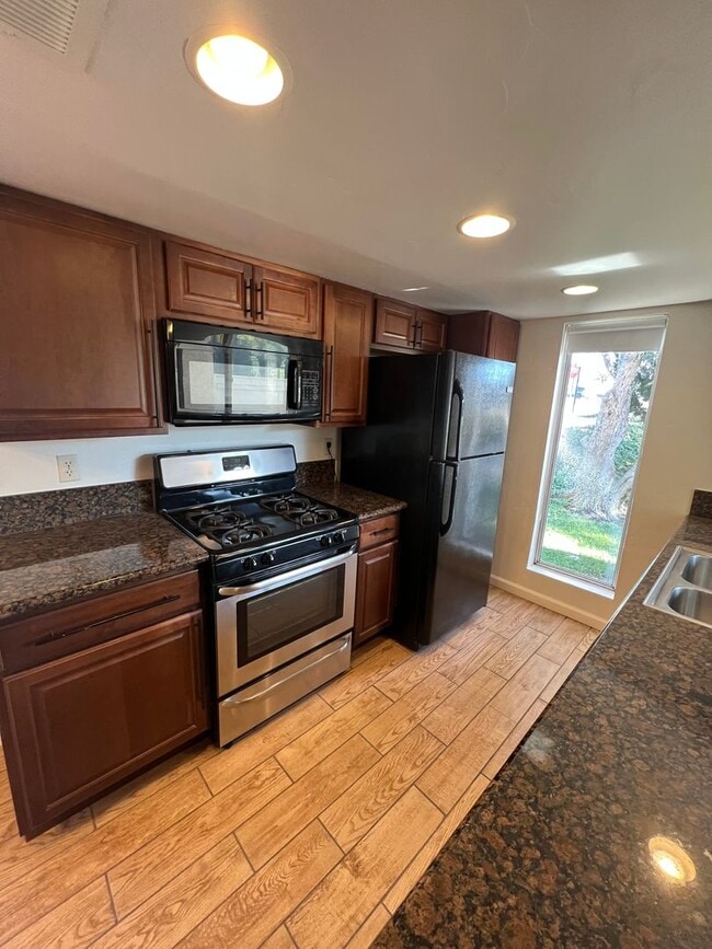 Building Photo - Beautiful 2 bedroom Condo Unit 21