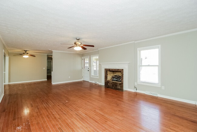 Photo - 302 Ridgedale Dr SE