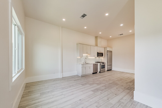 Photo - 753 Capp St Townhome