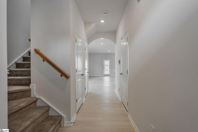 Photo - 14 Loebner Ln