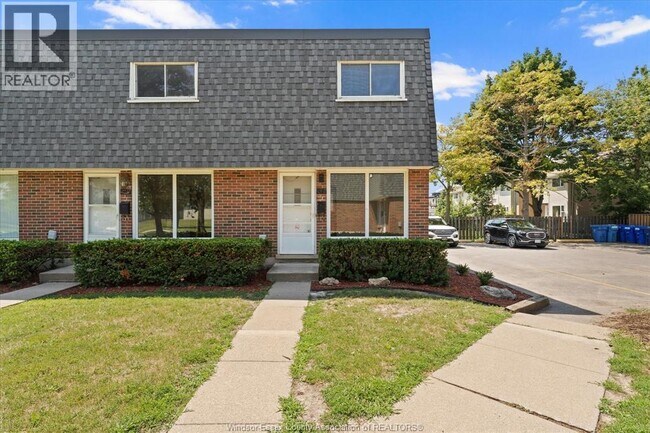 Photo - 272 Victoria St S