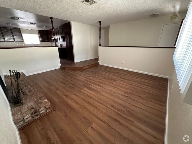 Building Photo - Remodeled/Move-in ready 3 bed 2 bath house...