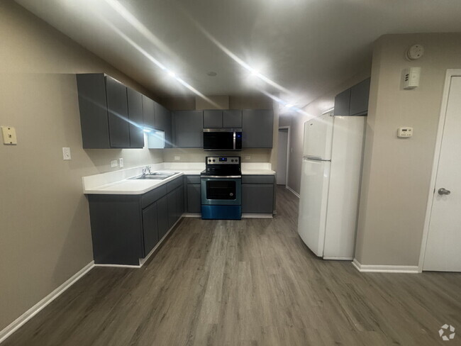 Building Photo - Recently Renovated 2-Bedroom Apartment in ...