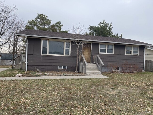 Building Photo - Three bedroom, Two bathroom home located i...