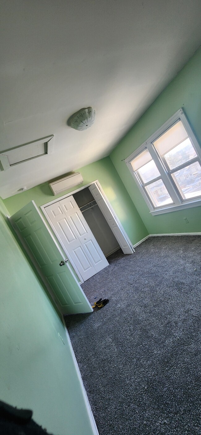 90 Rossiter Ave