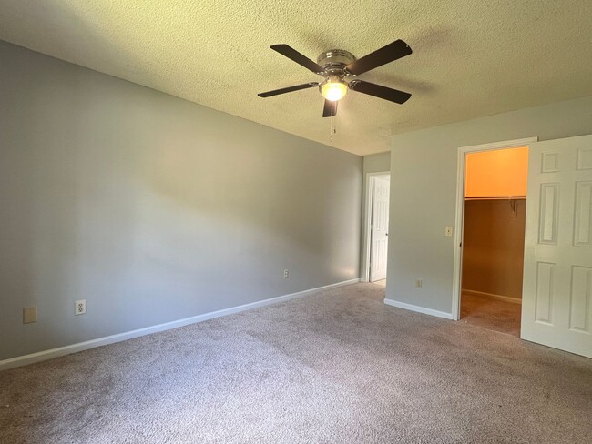 Photo - AVAILABLE APRIL [SMALL PETS ONLY] House
