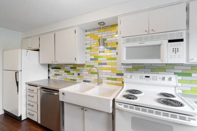 Photo - Remodeled-like new! Adorable 2 br 1 bath, great location! Water-sewer-garbage Incl