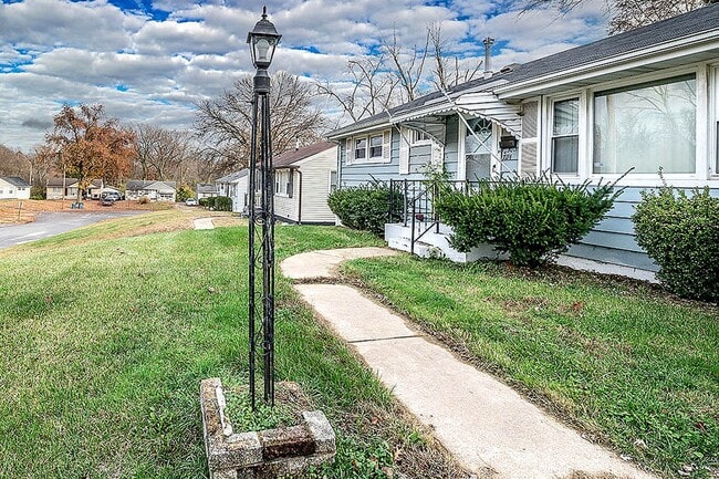 Photo - 3-Bedroom Home with Hardwood Floors & Fenced Yard in St. Louis
