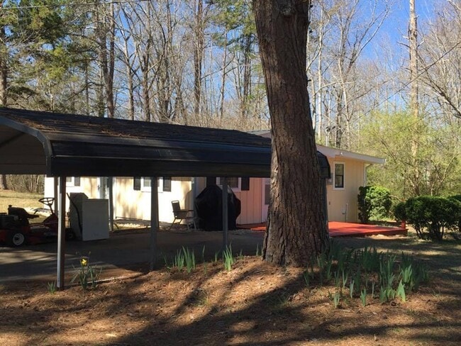 Building Photo - Fully Renovated Cottage with Lake Views in Gainesville