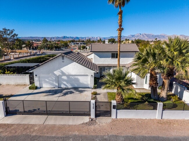 Building Photo - ZONE 8 FULLY FURNISHED, 4BD, 2 PRIMARY SUITES, OVER AN ACRE, HIGHLY UPGRADED