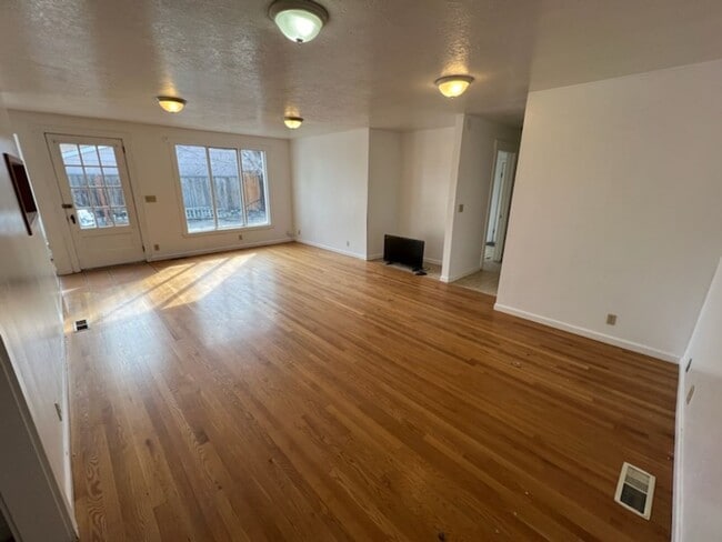 Photo - 3 bed/2.5 bath, carport, fenced back yard! Great location!