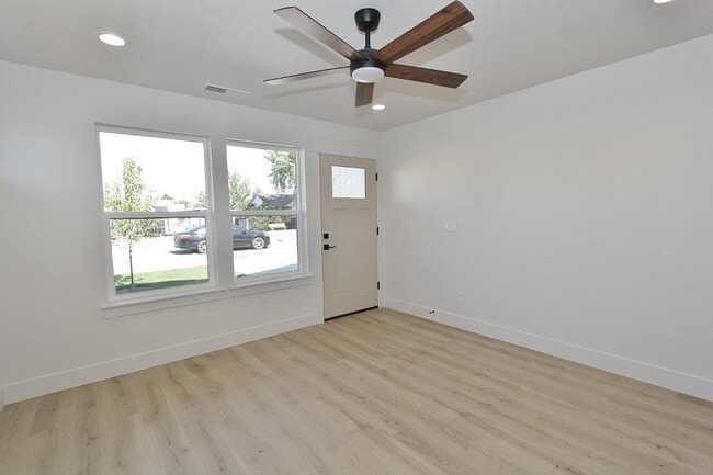 1115 S Commercial Ave