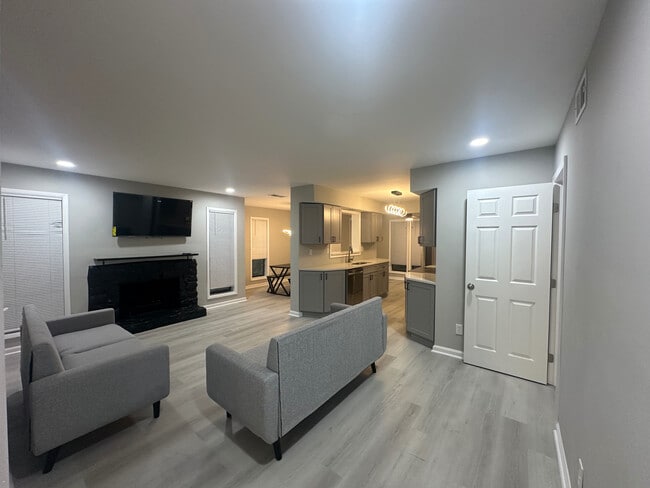 Building Photo - Room in Condo on Roberts Dr
