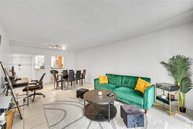 Building Photo - 1820 N Lauderdale Ave Unit 3300 Rental