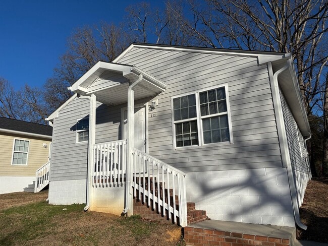 Building Photo - NEWLY RENOVATED 3 BED, 2 BATH HOME IN HIGH POINT!