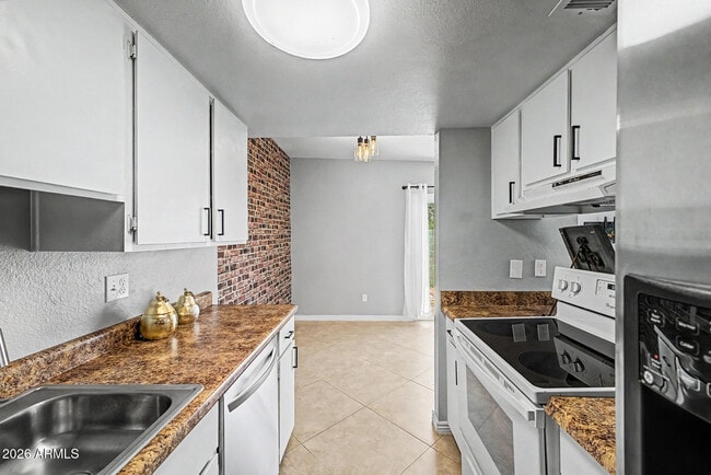 803 E Cochise Dr