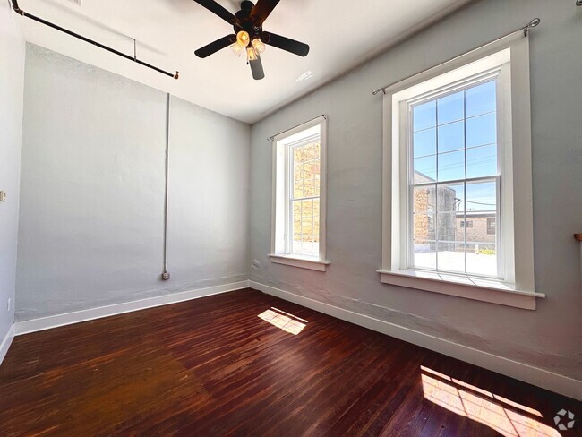 Building Photo - Upstairs Loft on Main Street in Batesville... Unit C