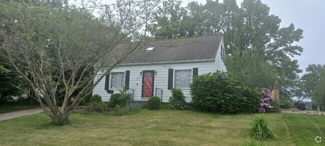 Building Photo - 4 BEDROOM HOME IN MILLCREEK