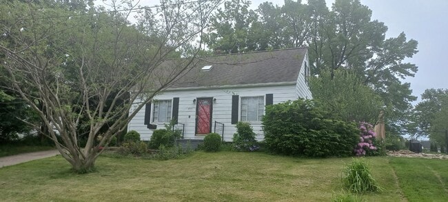 4 BEDROOM HOME IN MILLCREEK - 4 BEDROOM HOME IN MILLCREEK