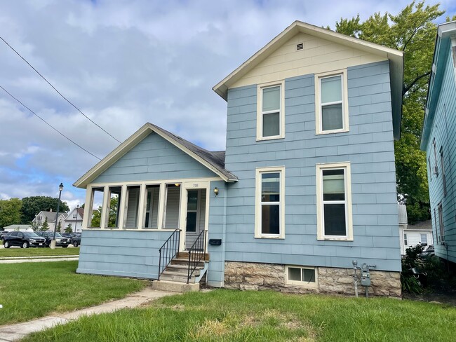 Building Photo - 720 W Lincoln Ave Rental