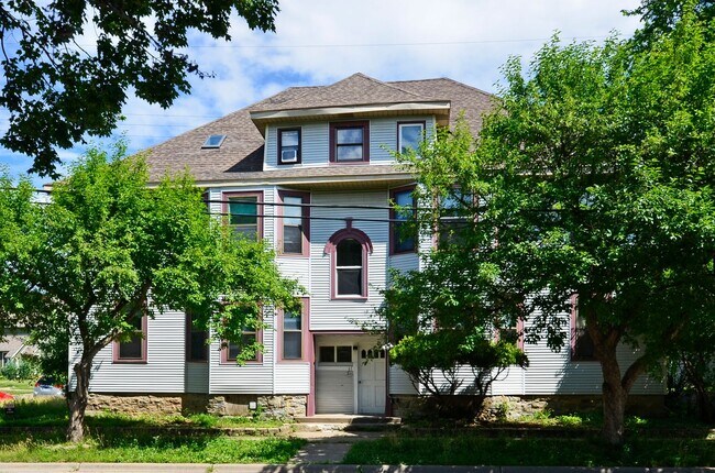 Building Photo - Spacious 4-Bedroom Upper-Level Unit 3