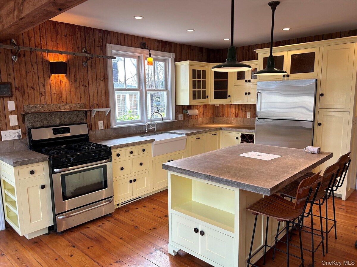 Photo - 685 Orchard St