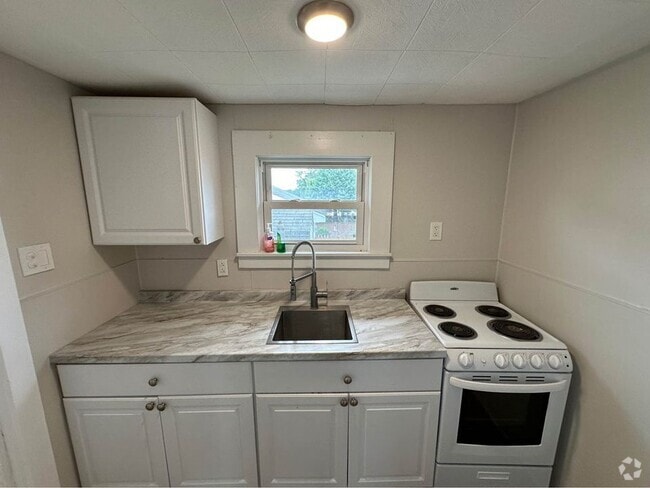 Building Photo - 109 Welles St Rental