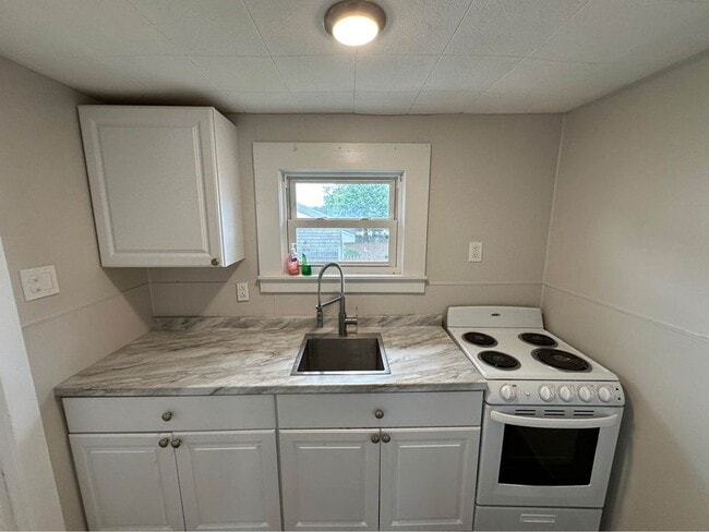 Building Photo - 109 Welles St Rental
