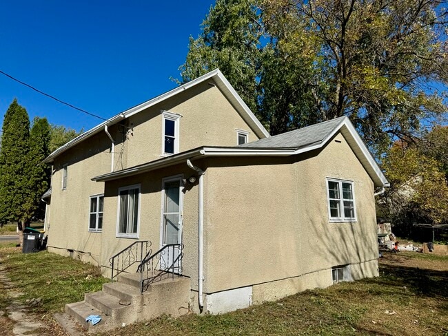 Photo - 530 Simon Ave W