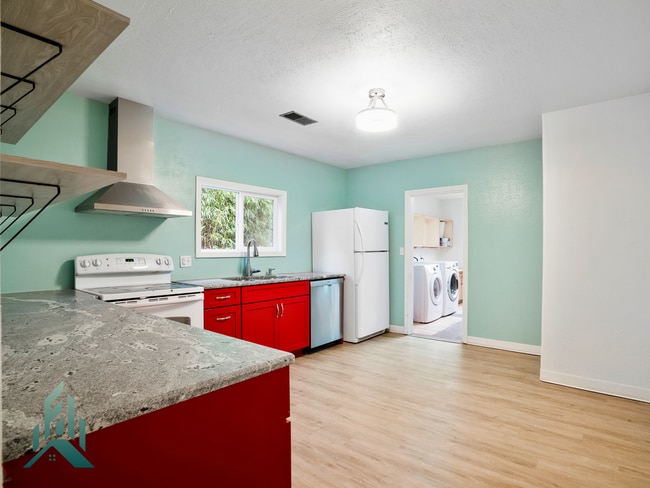 Photo - 315 SE Park Ave Unit Downstairs