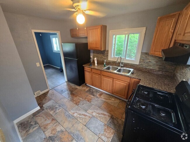 Building Photo - 3BD/ 1.5 BA Home for Rent Cleveland