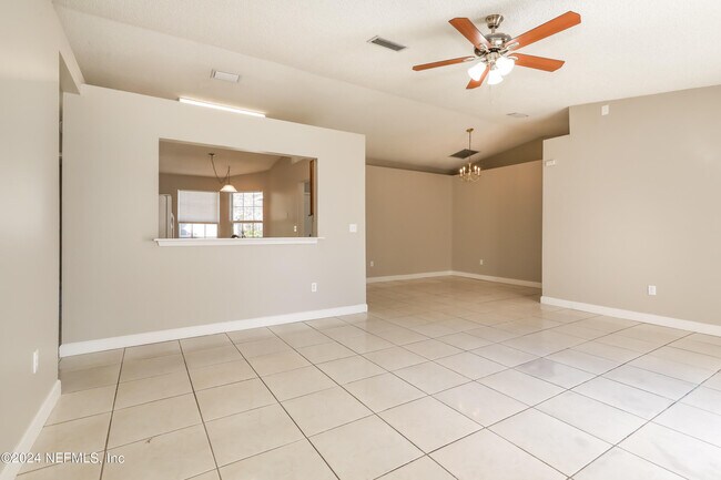 Photo - 1597 Twin Oak Dr W