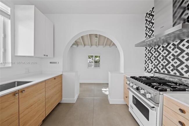 565 NW 44th St