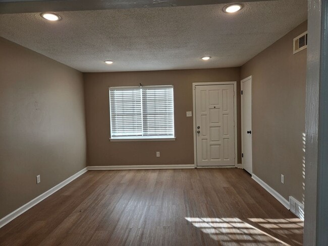 Photo - MOVE-IN SPECIAL 1/2 OFF 1ST MONTH'S RENT!!