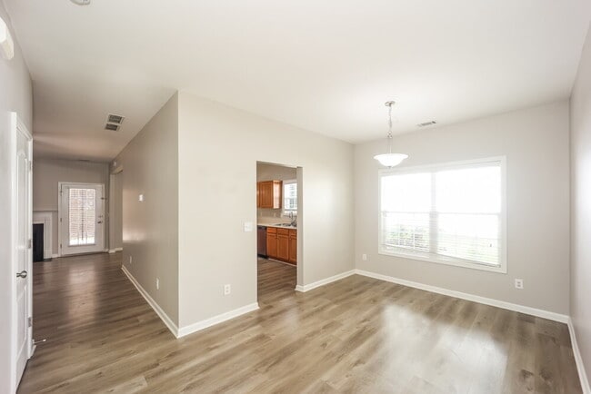 Photo - 323 Oakhaven Way