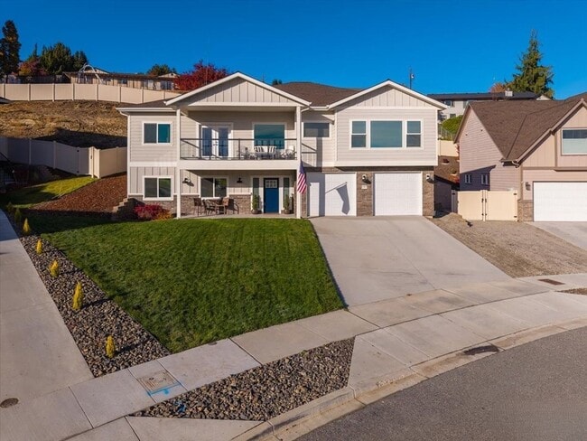 Photo - Beautiful 3+ bed, 3 bath home with 4 car garage, VIEWS, chef's kitchen and much more!