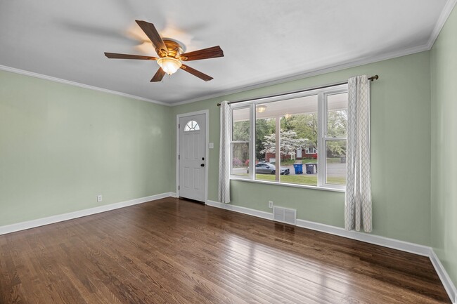 Photo - 205 Fieldstone Cir