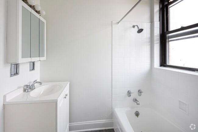 1BR,1BA - 415SF Primary Bathroom