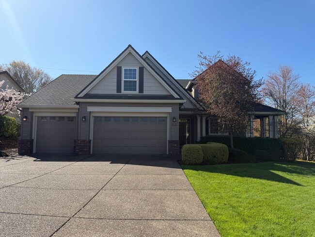 Building Photo - 5 Bedrooms and 2.5 Bathrooms with Views of the Rolling Hills of Corvallis Country Club