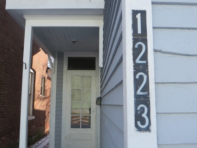 Building Photo - Large Three Bedroom, 1.5 Bathroom Home hal...