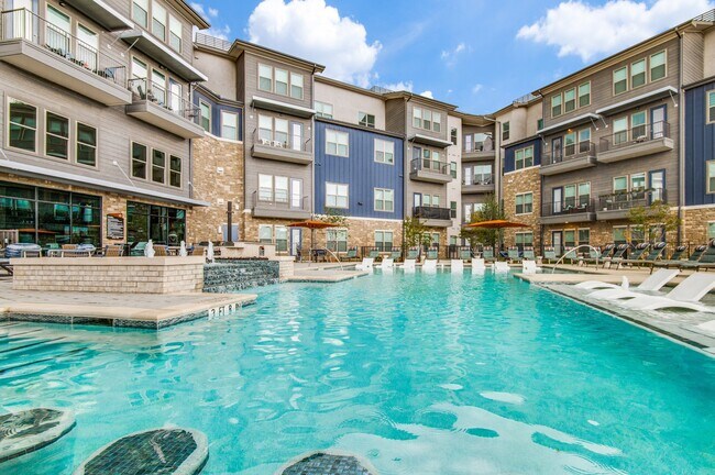 Piscina estilo centro vacacional y amplia terraza solárium