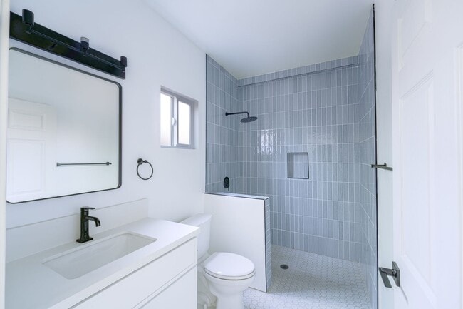 Photo - 2860 Webster Ave Unidad 2851-1